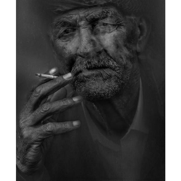 Impresso em Tela para Quadros Retrato Homem Fumando Preto e Branco - Afic2082